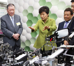 Presidenta de Corea, Park Geun-hye, conversa con el presidente de Hyundai Motor Group, Chung Mong-koo, durante una visita en el Centro de Innovación de la Economía Creativa en Gwangju.