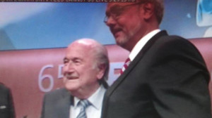 Manuel Burga saluda a Joseph Blatter tras su reelección como presidente de la FIFA.