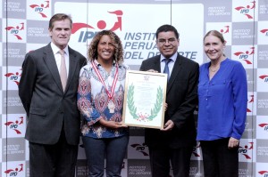 Junto al presidente del IPD, Saúl Barrera. 
