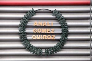 El nombre de Analí Gómez en el frontis del Estadio Naiconal. 