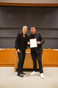 La foto final con el diploma de HBS junto a la profesora Anita Elberse.