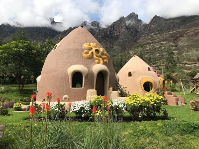 El bungalow estilo domo de Diego y Milagros se ubica en el Valle Sagrado, Cusco. En Airbnb figura a 54 dólares por noche. Foto: Airbnb.