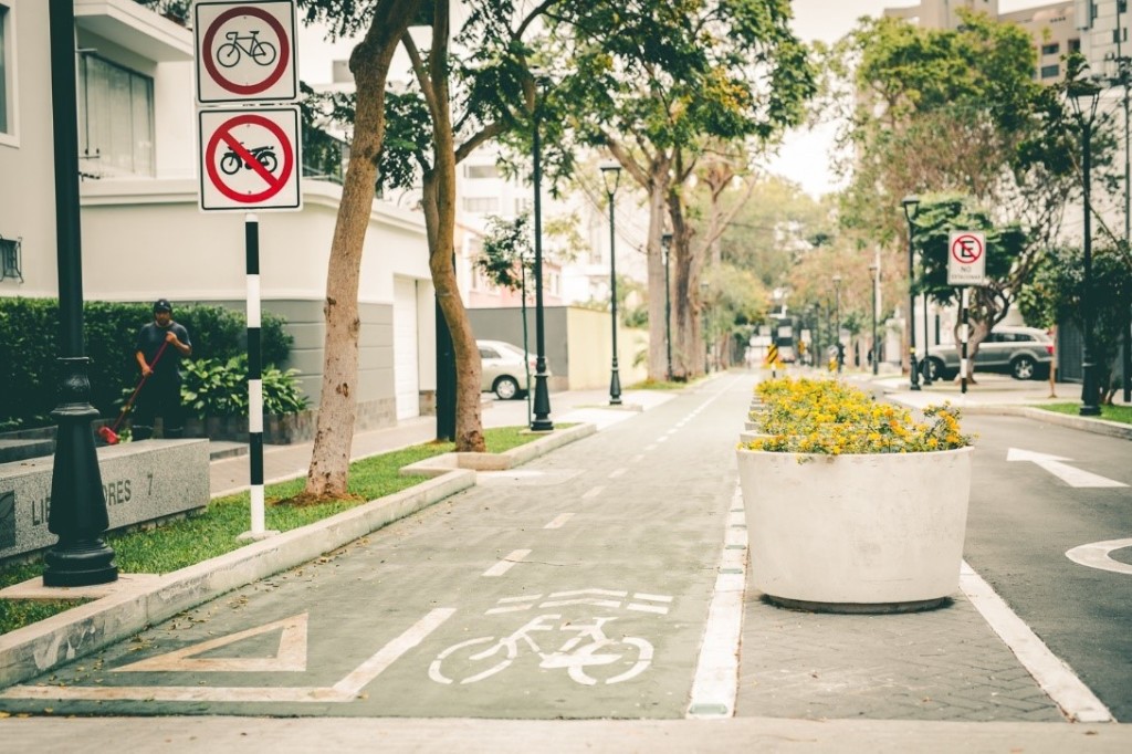 Vía con espacio independiente para peatones, ciclistas y automóviles en San Isidro. Fuente: Banco Mundial.